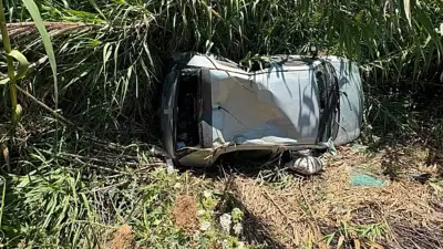 Antalya Alanya'da otomobil bahçeye devrildi: 2 yaralı