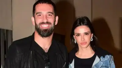 Arda Turan ve eşi Aslıhan Doğan Turan'dan tatilde romantik aşk pozu