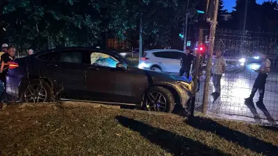 Bakırköy'de Mercedes Kaldırıma Çıkıp Yan Yattı: 2 Yaralı