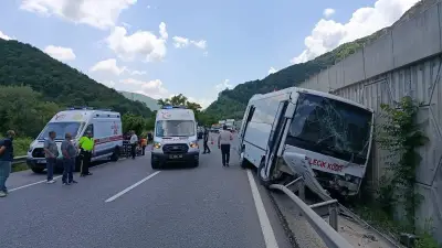 Bilecik'te Midibüs Tıra Arkadan Çarptı: 12 Yaralı