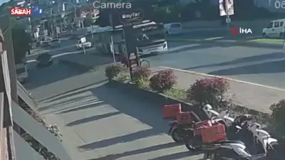Bisikletli Çocuklar Otobüsün Altında Kalmaktan Son Anda Kurtuldu