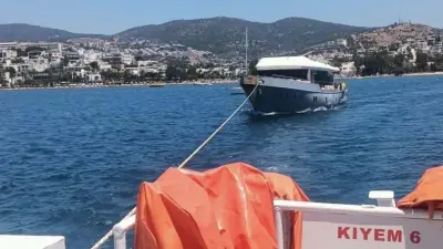 Bodrum'da makine arızası nedeniyle sürüklenen tekne kurtarıldı