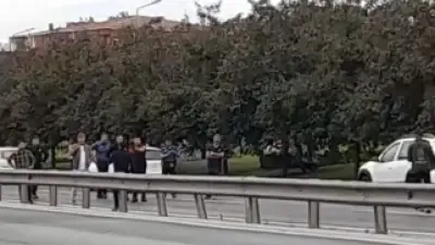 Büyükçekmece'de D-100'de bıçaklı şahıs polisi harekete geçirdi, trafik yoğunluğu oluştu