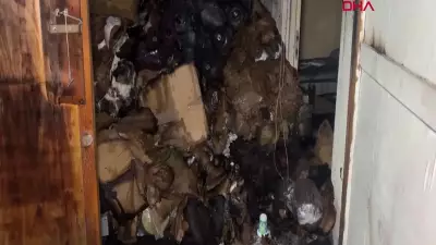 Esenler'de depo yangını 3 binaya sıçradı, itfaiye söndürdü
