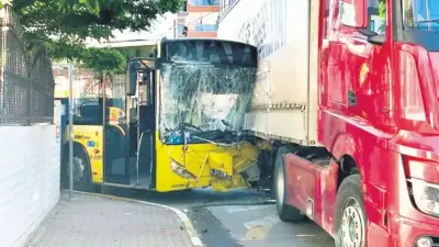 İETT Otobüsü Tırla Çarpıştı: 3 Yaralı