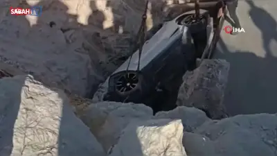 Gaziantep'te kontrolden çıkan lüks otomobil köprü inşaatı çukuruna düştü