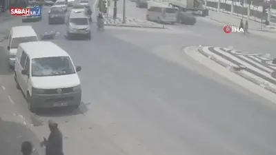 Karaman'da hafif ticari araçla motosiklet çarpıştı: 2 yaralı, kaza anı kamerada