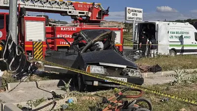 Kayseri'de İki Otomobil Çarpıştı: 3 Ölü, 5 Yaralı