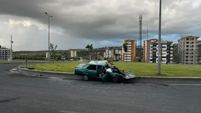 Kayseri'de Otomobil Refüje Çarptı: 1 Ağır 4 Yaralı