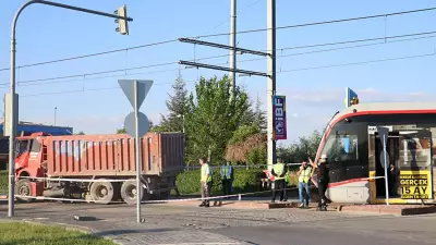 Kayseri'de tramvayla kamyon çarpıştı: 5 kişi yaralandı