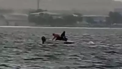 Küçükçekmece Gölü'nde rüzgar devirdi, kayık alabora oldu
