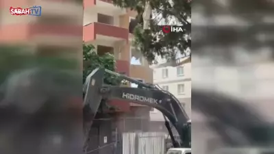 Küçükçekmece'de yıkım sırasında bina çöktü, o anlar kamerada