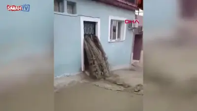 Manisa Salihli'de sel: Sular evin kapısından taştı, demir yolu seferleri durdu