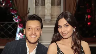 Mesut Özil ve Amine Gülşe'nin Mutlu Aile Pozu Sosyal Medyayı Salladı
