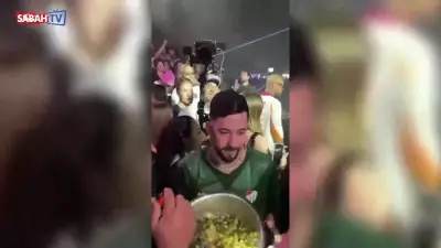Ünlü DJ Mahmut Orhan dev sahnede binlerce kişiye yaprak sarması ikram etti