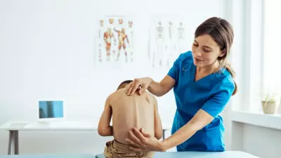 Çocuğunuzu Hemen Aynanın Karşısına Geçirin! Sinsi Hastalık Skolyozu Saniyeler İçinde Tespit Edin
