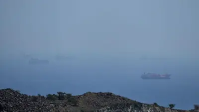 İran'dan Hürmüz Boğazı'nda gemilere uyarı atışı