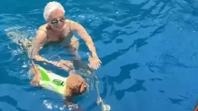 Semiramis Pekkan köpeği Tina ile Bodrum'da denize girdi
