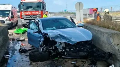 Silivri'de Otomobil Gişelere Çarptı: 2 Yaralı