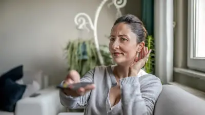Sinsi Sinsi İlerliyor: İşitme Kaybının Gizli Belirtileri ve Erken Teşhisin Önemi