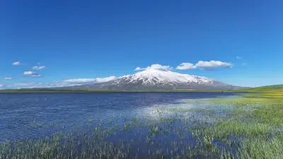 Süphan Dağı ve Cil Gölü'nün Büyüleyici Manzarası