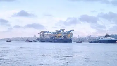İstanbul Boğazı'ndan geçen dev vinç gemisi SAIPEM 7000 trafiğe kapattı