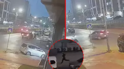Sultangazi'de akılalmaz kaza: Otomobil direğe çarptı, sürücü ve yolcu kaçtı