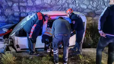 Sungurlu'da hafif ticari araç istinat duvarından düştü: 2 yaralı