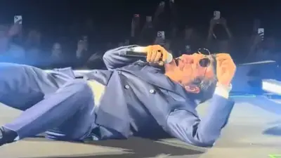 Teoman'dan Beşiktaş Stadyumu'nda sıra dışı konser performansı