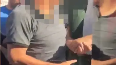 Tramvayda Taciz İddiası: Yolcular Dövdü, Polise Teslim Etti