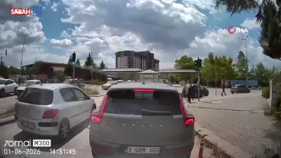 Yeşil Işığa Rağmen Bekleyen Sürücü Trafiği Kilitledi, Tepkilere Aldırış Etmedi
