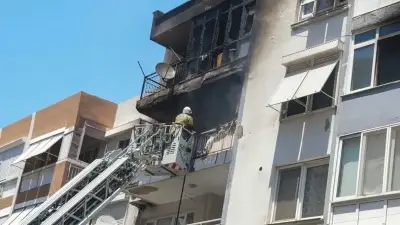 İzmir Karabağlar'da apartman yangını: 6 kişi dumandan etkilendi, 2 kişi hastanede