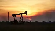 ABD petrol fiyat tahminini bu yıl için yükseltti