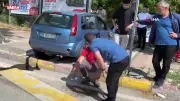 Aksaray'da Otomobil Kaldırıma Çıkıp Tabelaya Çarptı: 2 Yaralı