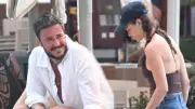 Anıl Altan'ın Gizemli Şapkalı Arkadaşı Merak Uyandırdı