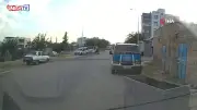 Şanlıurfa'da bisikletli çocuğa hafif ticari araç çarptı: Kaza anı kamerada