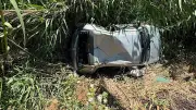 Antalya Alanya'da otomobil bahçeye devrildi: 2 yaralı
