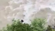 Artvin'de Baba ve Oğlunun Aracı Çoruh Nehrine Düştü