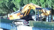 Bahçelievler'de TIR'ın üzerindeki kepçe devrildi, yol trafiğe kapandı