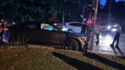Bakırköy'de Mercedes Kaldırıma Çıkıp Yan Yattı: 2 Yaralı