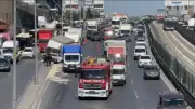 Beylikdüzü'nde kamyonet aydınlatma direğine çarptı: Trafik durdu