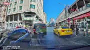 Beyoğlu'nda yol verme tartışması: 'Boksörüm çeneni kırarım' tehdidi kamerada
