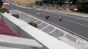 Caddenin Ortasında Dört Nala Koştular: Başıboş Atlar Yürekleri Ağza Getirdi
