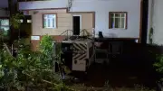 Çekmeköy'de servis minibüsü evin bahçesine uçtu: 1 yaralı