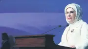 Emine Erdoğan, Bakan Kurum'u dip çamuru temizliği için tebrik etti