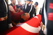 En Acı Veda: Şehit Babası Oğlunun Tabutunu Öptü, Yürekler Dağlandı