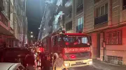 Esenyurt'ta 3 katlı binanın çatısında yangın çıktı, can kaybı yok