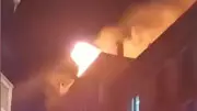 Esenyurt'ta 4 katlı binanın çatısında yangın çıktı
