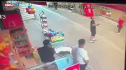 Esnaf, 7. Kattan Düşen Kediyi Şemsiye Açarak Kurtardı