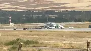 Gaziantep Havalimanı'nda iniş yapan uçağın lastiği patladı, mürettebat tahliye edildi